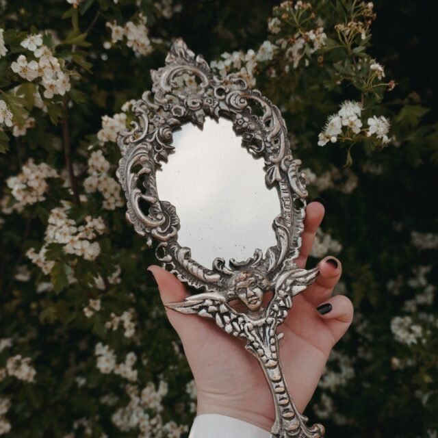 Vintage-style hand mirror