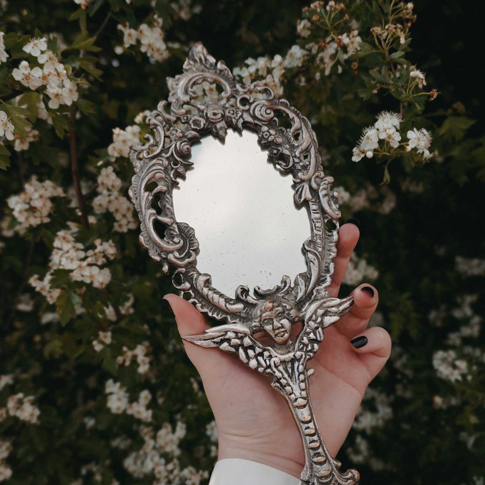 Vintage-style hand mirror