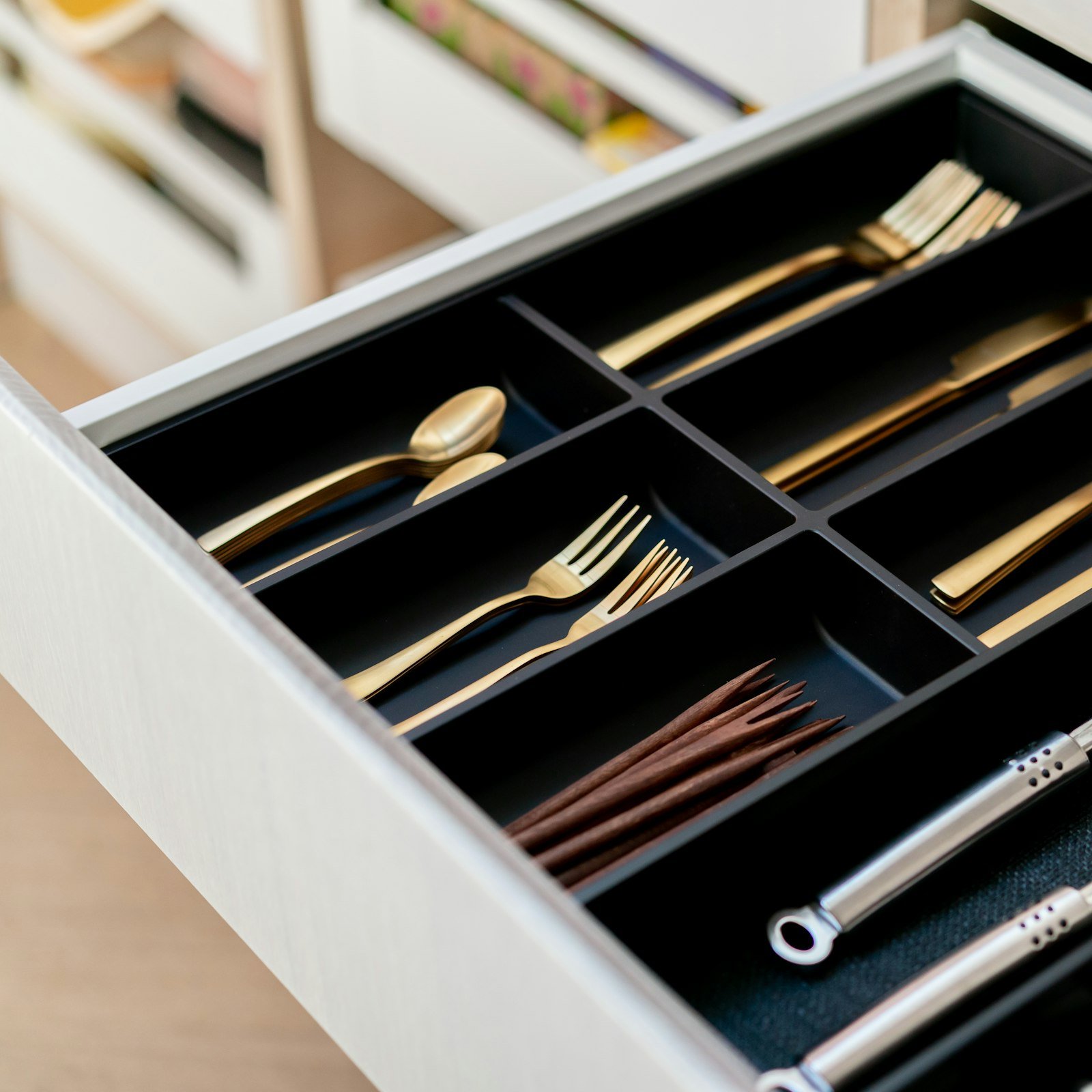 Drawer organizer with cutlery and utensils